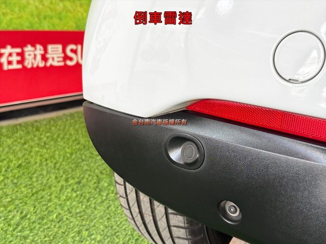 18年式【黑白配色】17年11月出廠／僅跑【四萬】里程擔保 【全車原鈑件】全景天窗／抬頭顯示／定速／倒車雷達／恆溫空調  第8張相片
