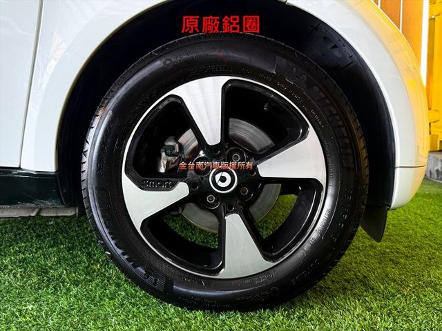 18年式【黑白配色】17年11月出廠／僅跑【四萬】里程擔保 【全車原鈑件】全景天窗／抬頭顯示／定速／倒車雷達／恆溫空調  第9張相片