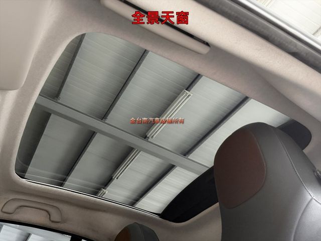 18年式【黑白配色】17年11月出廠／僅跑【四萬】里程擔保 【全車原鈑件】全景天窗／抬頭顯示／定速／倒車雷達／恆溫空調  第10張相片