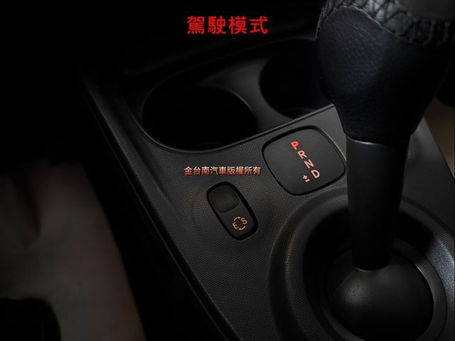 18年式【黑白配色】17年11月出廠／僅跑【四萬】里程擔保 【全車原鈑件】全景天窗／抬頭顯示／定速／倒車雷達／恆溫空調  第18張相片