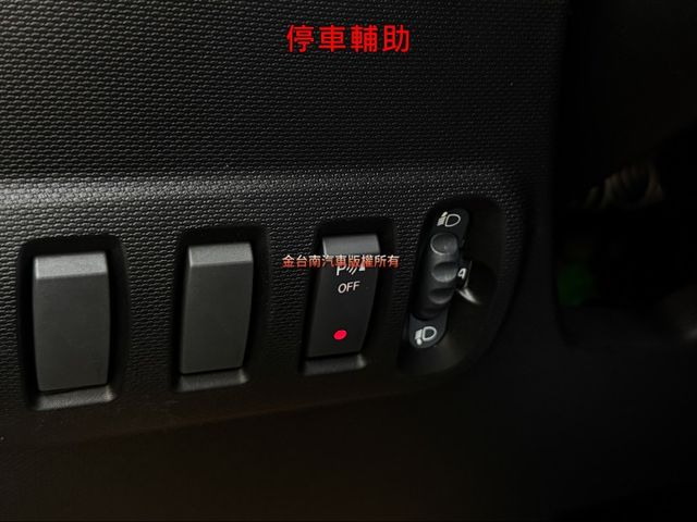 18年式【黑白配色】17年11月出廠／僅跑【四萬】里程擔保 【全車原鈑件】全景天窗／抬頭顯示／定速／倒車雷達／恆溫空調  第19張相片