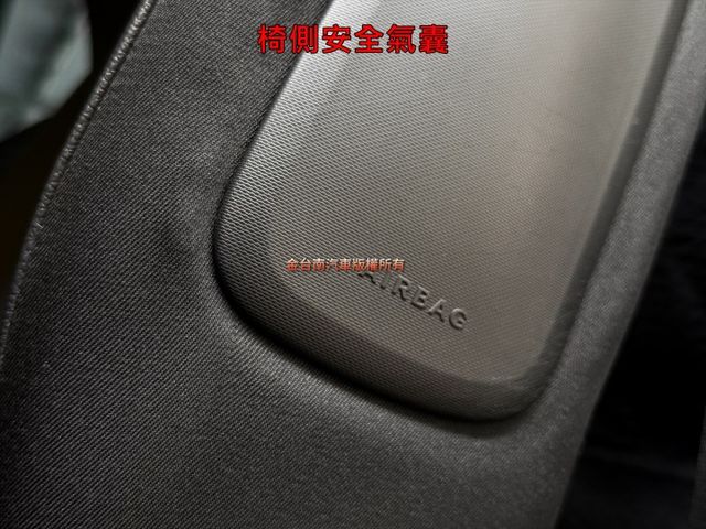 18年式【黑白配色】17年11月出廠／僅跑【四萬】里程擔保 【全車原鈑件】全景天窗／抬頭顯示／定速／倒車雷達／恆溫空調  第20張相片