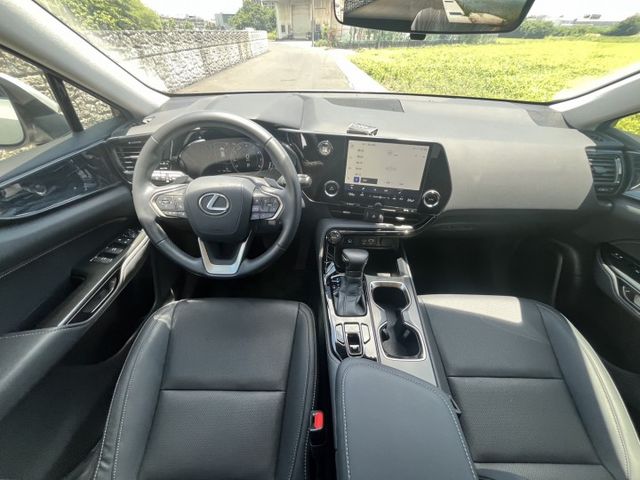 豪華版  雙電動椅 電動尾門 360度環景 內裝超級美跟新車一樣  第8張相片