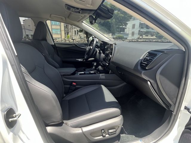 豪華版  雙電動椅 電動尾門 360度環景 內裝超級美跟新車一樣  第11張相片