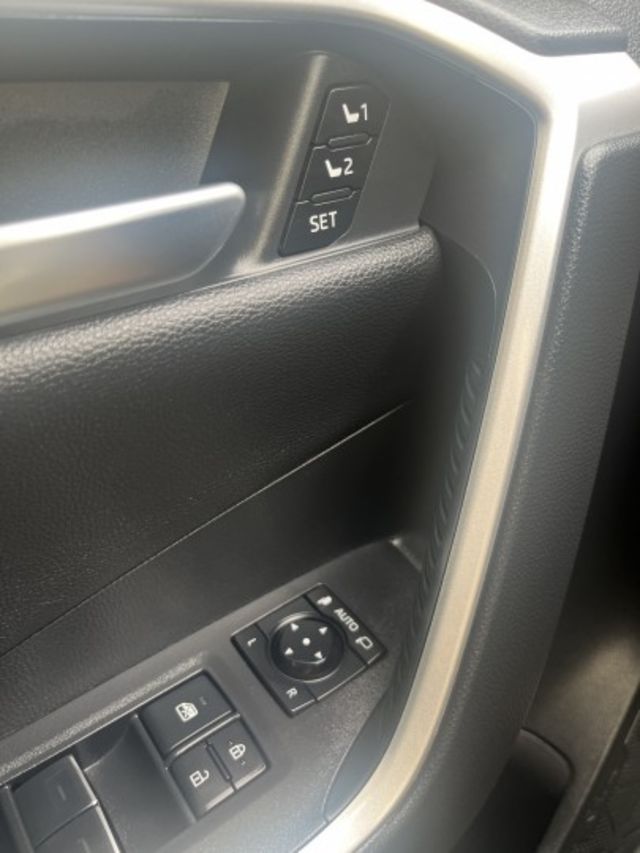 2.0最頂級旗艦版 跟本是一台新車  第15張相片