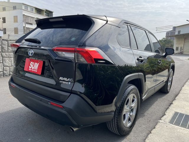 2.5油電版.舒適 安全 省油 兼具的最佳SUV .超低里程保證全車原鈑件.就像新車一樣.原保固中.現在正是買車最佳時機  第4張相片