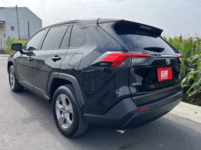 2.5油電版.舒適 安全 省油 兼具的最佳SUV .超低里程保證全車原鈑件.就像新車一樣.原保固中.現在正是買車最佳時機  第5張相片