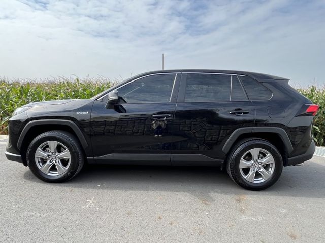 2.5油電版.舒適 安全 省油 兼具的最佳SUV .超低里程保證全車原鈑件.就像新車一樣.原保固中.現在正是買車最佳時機  第7張相片