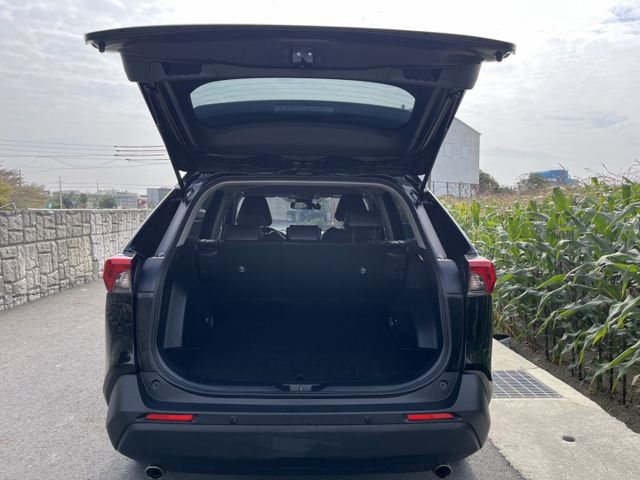 2.5油電版.舒適 安全 省油 兼具的最佳SUV .超低里程保證全車原鈑件.就像新車一樣.原保固中.現在正是買車最佳時機  第8張相片