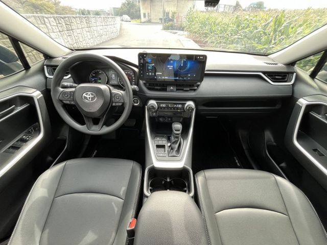 2.5油電版.舒適 安全 省油 兼具的最佳SUV .超低里程保證全車原鈑件.就像新車一樣.原保固中.現在正是買車最佳時機  第9張相片