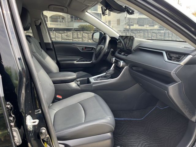 2.5油電版.舒適 安全 省油 兼具的最佳SUV .超低里程保證全車原鈑件.就像新車一樣.原保固中.現在正是買車最佳時機  第12張相片