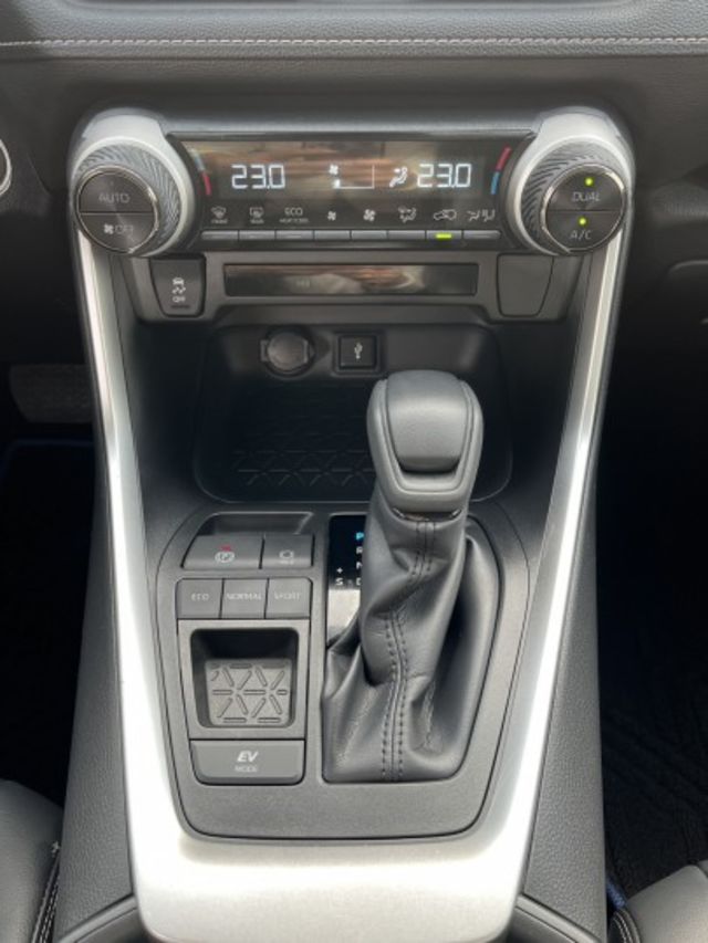 2.5油電版.舒適 安全 省油 兼具的最佳SUV .超低里程保證全車原鈑件.就像新車一樣.原保固中.現在正是買車最佳時機  第16張相片