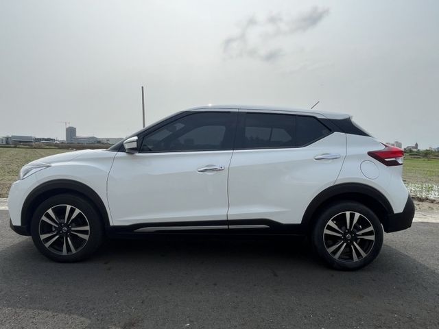 超低里程的都會小休旅~輕鬆入主~保固+認證安心購買  第7張相片