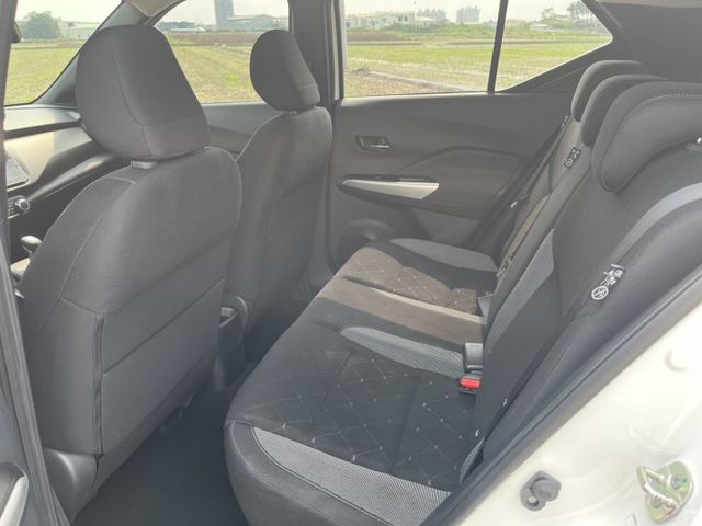 超低里程的都會小休旅~輕鬆入主~保固+認證安心購買  第9張相片