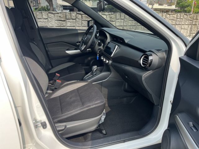 超低里程的都會小休旅~輕鬆入主~保固+認證安心購買  第11張相片