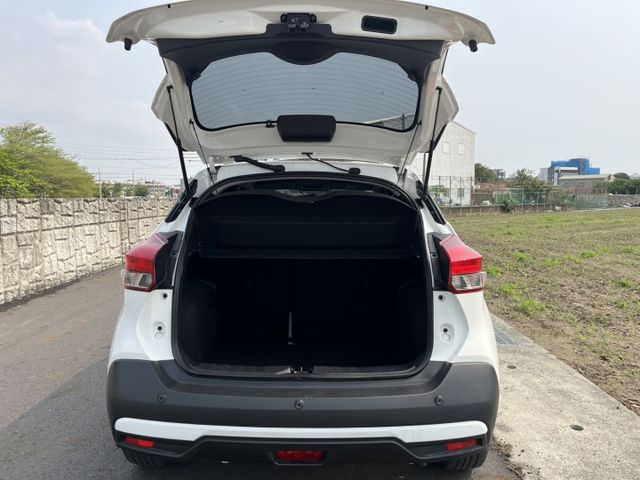 超低里程的都會小休旅~輕鬆入主~保固+認證安心購買  第16張相片