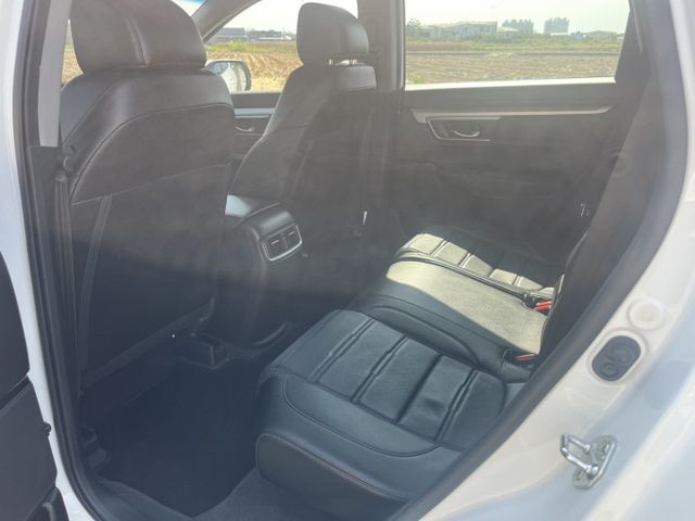 原鈑件.低里程就是王道~VTi版~有摸門解鎖 .定速.ACC主動跟車等配備超級滿~年份也超新~這價格把握起來  第10張相片