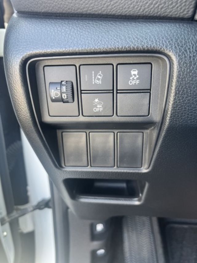 原鈑件.低里程就是王道~VTi版~有摸門解鎖 .定速.ACC主動跟車等配備超級滿~年份也超新~這價格把握起來  第13張相片