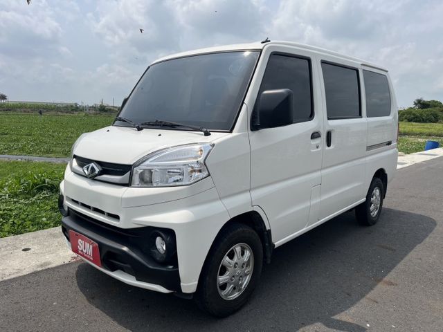 沒錯!!真的只跑8000km!!就是一台新車中古車價 自排8人座 稀有釋出 ABS 盲點 定速 後座冷氣 尋跡防滑配備滿  第1張相片