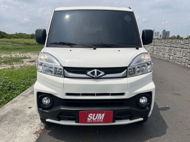 沒錯!!真的只跑8000km!!就是一台新車中古車價 自排8人座 稀有釋出 ABS 盲點 定速 後座冷氣 尋跡防滑配備滿  第3張相片