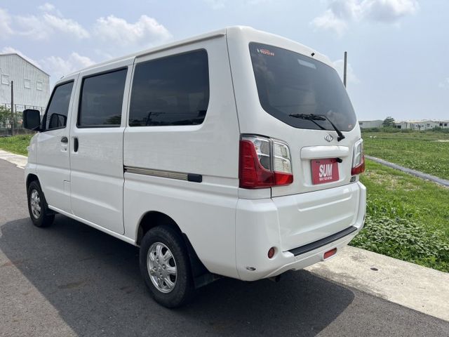 沒錯!!真的只跑8000km!!就是一台新車中古車價 自排8人座 稀有釋出 ABS 盲點 定速 後座冷氣 尋跡防滑配備滿  第4張相片