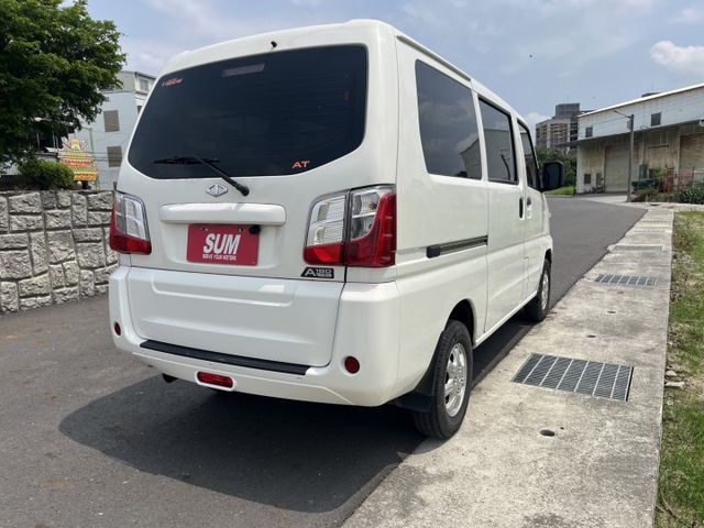 沒錯!!真的只跑8000km!!就是一台新車中古車價 自排8人座 稀有釋出 ABS 盲點 定速 後座冷氣 尋跡防滑配備滿  第5張相片