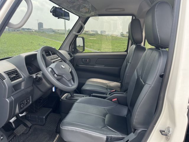 沒錯!!真的只跑8000km!!就是一台新車中古車價 自排8人座 稀有釋出 ABS 盲點 定速 後座冷氣 尋跡防滑配備滿  第8張相片