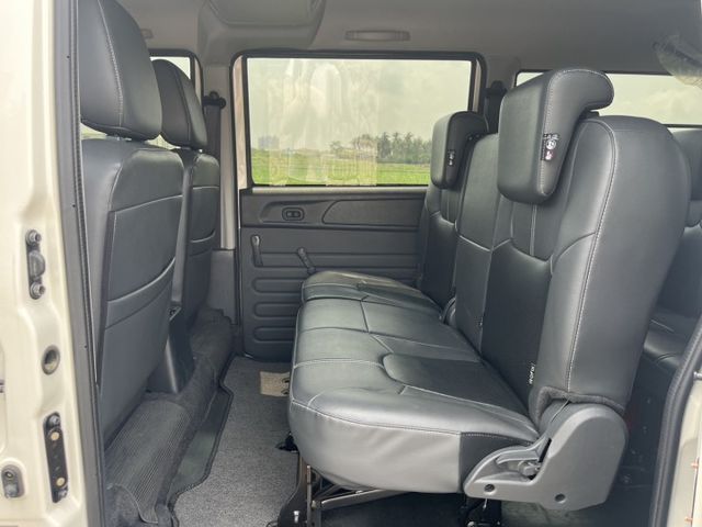 沒錯!!真的只跑8000km!!就是一台新車中古車價 自排8人座 稀有釋出 ABS 盲點 定速 後座冷氣 尋跡防滑配備滿  第9張相片