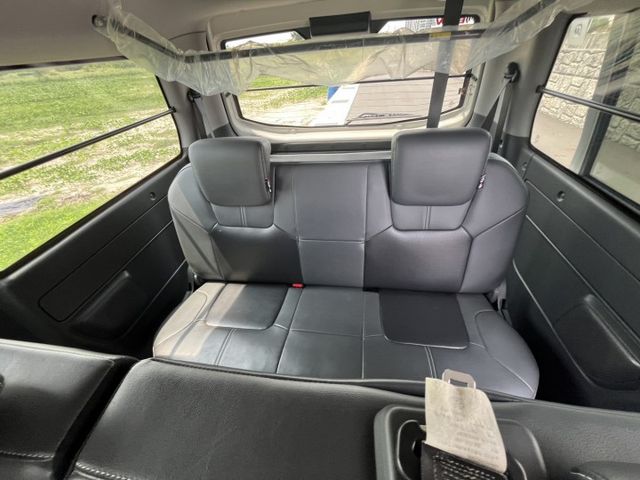 沒錯!!真的只跑8000km!!就是一台新車中古車價 自排8人座 稀有釋出 ABS 盲點 定速 後座冷氣 尋跡防滑配備滿  第10張相片