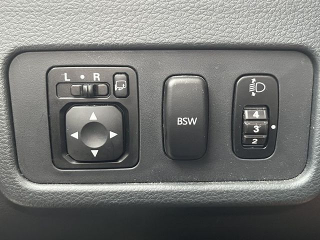 沒錯!!真的只跑8000km!!就是一台新車中古車價 自排8人座 稀有釋出 ABS 盲點 定速 後座冷氣 尋跡防滑配備滿  第14張相片