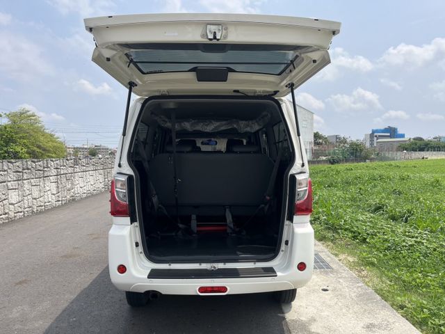 沒錯!!真的只跑8000km!!就是一台新車中古車價 自排8人座 稀有釋出 ABS 盲點 定速 後座冷氣 尋跡防滑配備滿  第17張相片