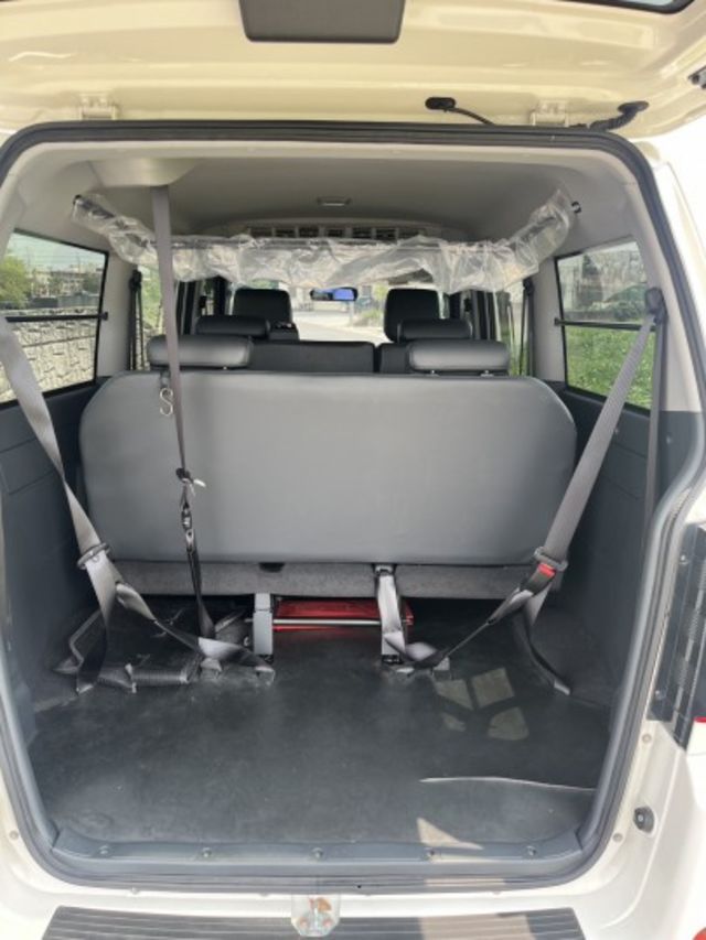 沒錯!!真的只跑8000km!!就是一台新車中古車價 自排8人座 稀有釋出 ABS 盲點 定速 後座冷氣 尋跡防滑配備滿  第18張相片