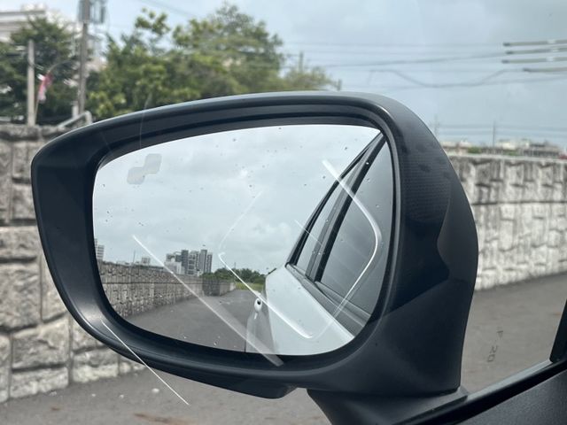 全網最低里程 CP值破表的休旅車  I KEY 定速 盲點 倒車顯影 電動椅等配備滿滿  原廠引擎終身保固 安全又安心  第17張相片