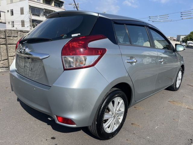 頂規豪華型 免鑰匙啟動 恆溫 倒車顯影 女用一手車 有認證可保固 最優質的代步五門小房車  第4張相片