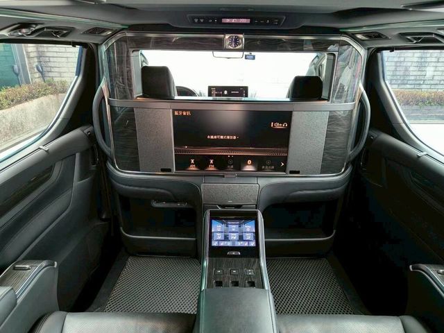 LEXUS凌志 LM300H  第14張相片