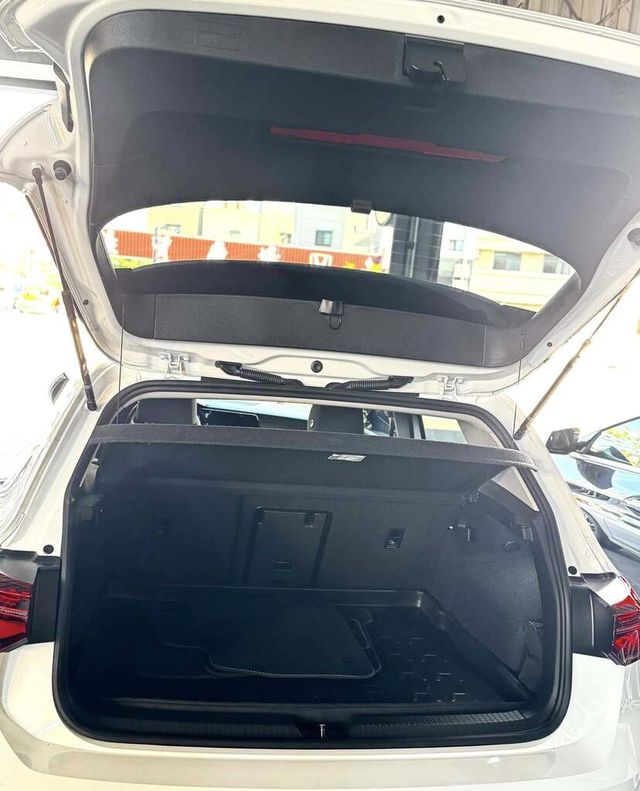 VOLKSWAGEN福斯 GOLF  第18張相片
