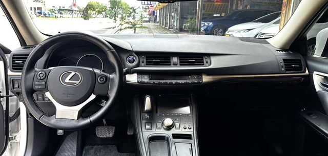 LEXUS凌志 CT200H  第7張相片