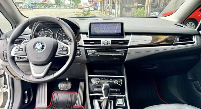 BMW寶馬 218D  第8張相片