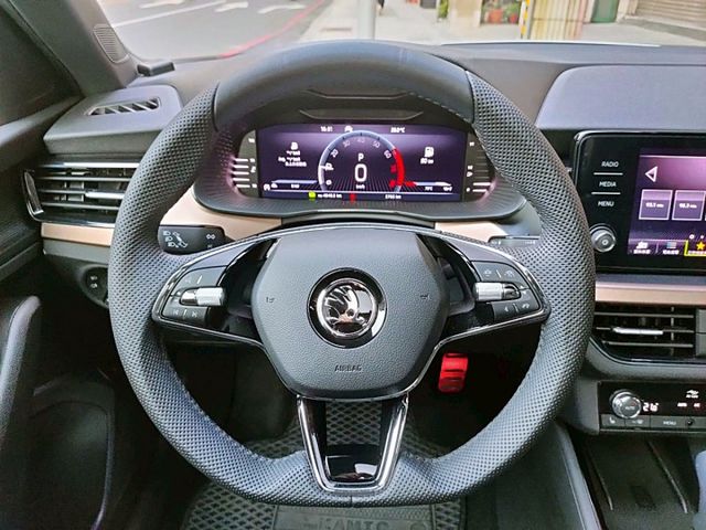 2024 Skoda Kamiq 1.0 TSI冠軍版/僅行駛5千公里/新車原廠保固中/可全額貸款/可線上視訊賞車  第15張相片