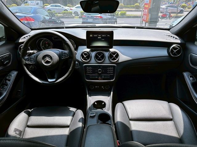 2016 M-BENZ GLA250 2.0/僅行駛9萬多公里/2.0排量有力不重拖/可全額貸款/可線上視訊賞車  第7張相片