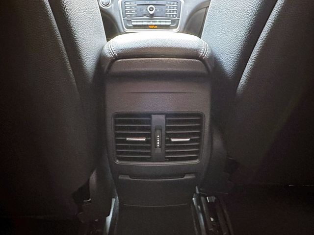 2016 M-BENZ GLA250 2.0/僅行駛9萬多公里/2.0排量有力不重拖/可全額貸款/可線上視訊賞車  第9張相片