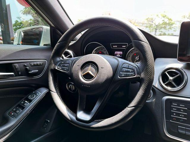 2016 M-BENZ GLA250 2.0/僅行駛9萬多公里/2.0排量有力不重拖/可全額貸款/可線上視訊賞車  第13張相片