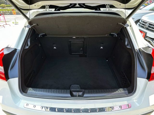 2016 M-BENZ GLA250 2.0/僅行駛9萬多公里/2.0排量有力不重拖/可全額貸款/可線上視訊賞車  第17張相片
