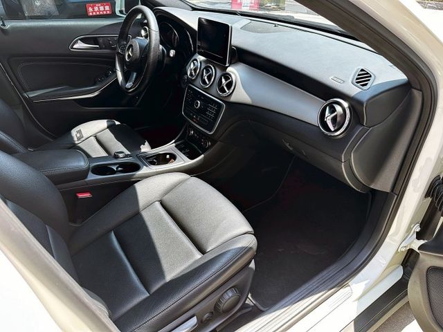 2016 M-BENZ GLA250 2.0/僅行駛9萬多公里/2.0排量有力不重拖/可全額貸款/可線上視訊賞車  第20張相片