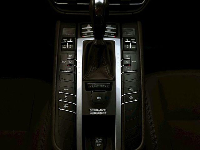 2021 Porsche Macan 2.0T/新車加選配308萬元/一線尾燈馬肯/可全額貸款/可線上視訊賞車  第13張相片