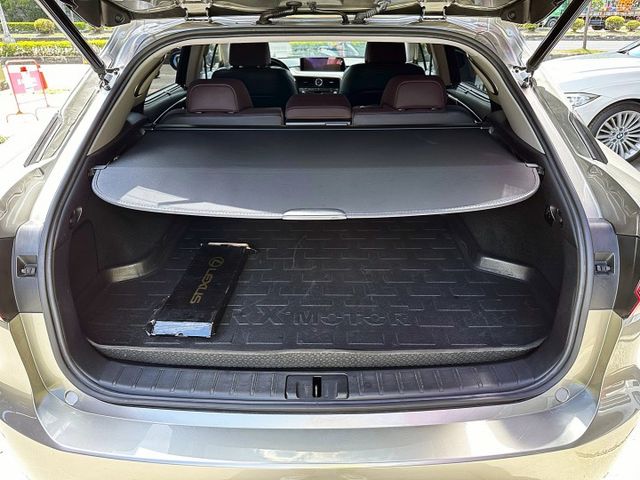 2016 LEXUS RX350 3.5/超低里程僅行駛4萬多公里/原版件已認證/配備滿/可全額貸款/  第20張相片