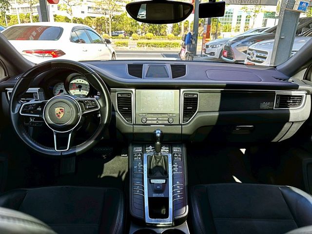 2017 PORSCHE MACAN GTS 3.0/僅行駛6萬多公里/全車原廠保養/新車加選配近400萬/可全額貸款  第7張相片