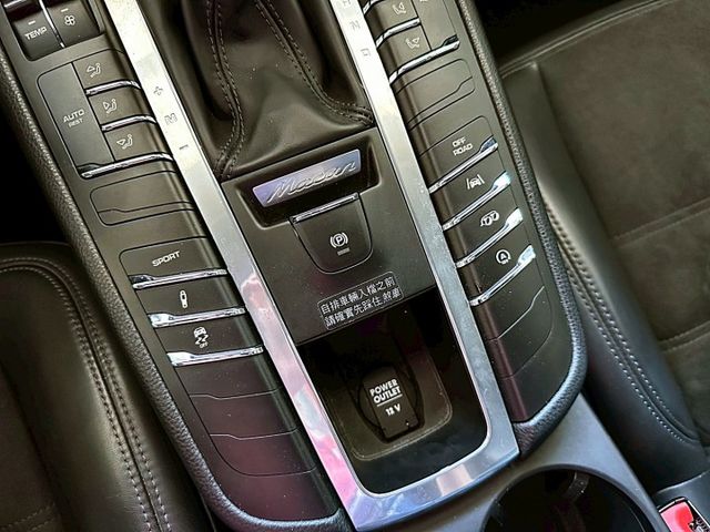 2017 PORSCHE MACAN GTS 3.0/僅行駛6萬多公里/全車原廠保養/新車加選配近400萬/可全額貸款  第11張相片
