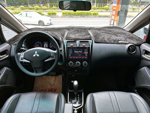 僅行駛3萬公里/最頂級電尾門版本/五門掀背小型代步車/已完成第三方認證/可全額貸款/可線上視訊賞車/  第7張相片