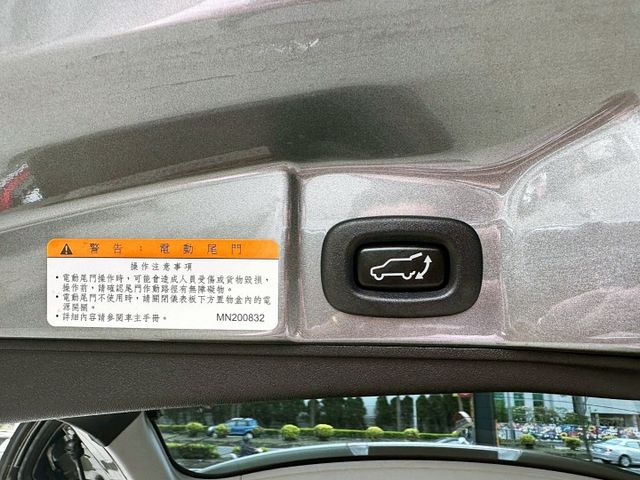 僅行駛3萬公里/最頂級電尾門版本/五門掀背小型代步車/已完成第三方認證/可全額貸款/可線上視訊賞車/  第16張相片